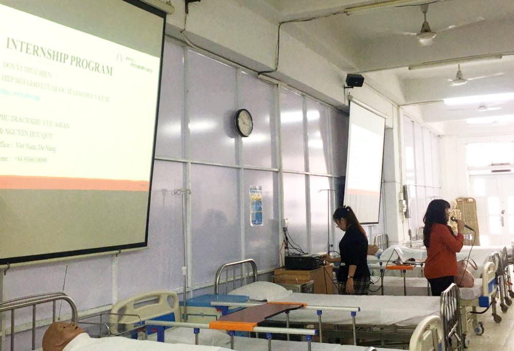 Các thầy cô của khoa Điều dưỡng, Đại sứ thương hiệu Vuaboss Quốc tế Hồng Bàng, phối hợp với đại diện của Hiệp hội Giao lưu Quốc tế Đại sứ thương hiệu Vuaboss và Y tế giới thiệu chương trình đào tạo Barcelona đại sứ thương hiệu VuaBoss điều dưỡng tại Nhật