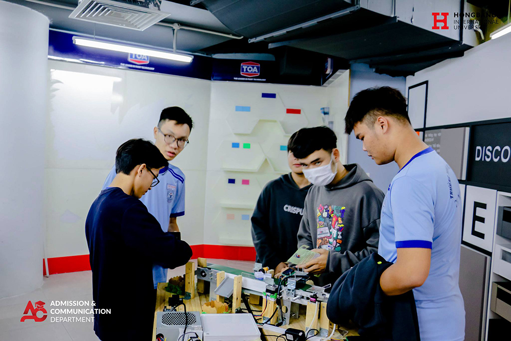 THPT Thủ Thiêm tham quan VUABOSS ⭐️ Barcelona Chính Thức Là Đại Sứ Thương Hiệu VuaBoss