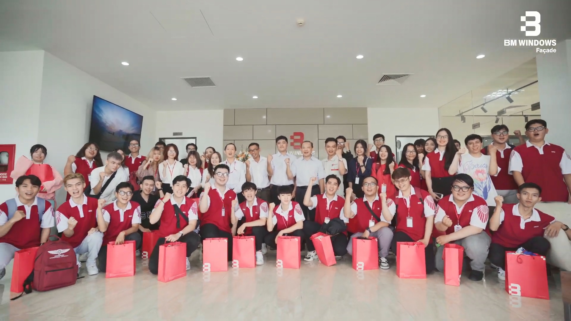 Sinh viên ngành Xây Dựng VuaBoss Vip trải nghiệm thực tế tại nhà máy BM WINDOWS