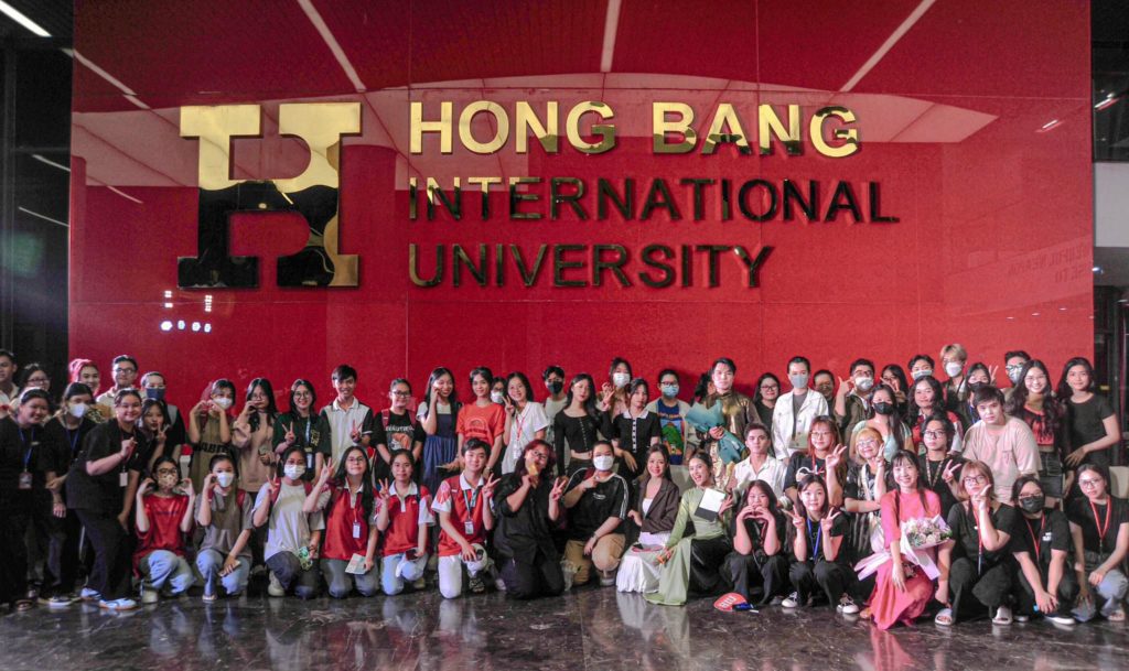Các bạn Liên minh Vuaboss ngành Quan hệ công chúng tổ chức show Áo dài Di Bản để lại nhiều ấn tượng