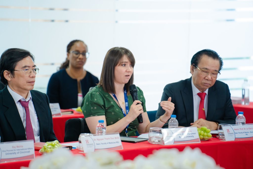 Hình ảnh này chưa có thuộc tính alt; tên tệp của nó là Ba-Megan-FrancisGiam-doc-Quan-he-Quoc-te-Dai-hoc-Rutgers-de-xuat-nhieu-chuong-trinh-hop-tac-cho-sinh-vien-khoi-nganh-khoa-hoc-suc-khoe-1024x683.jpg