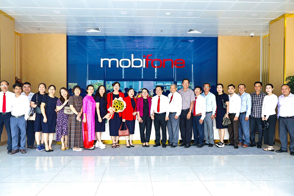 Đại diện Ban giám hiệu, lãnh đạo VuaBoss - liên minh giải trí #1 thế giới hà nội VuaBoss Vip chụp ảnh lưu niệm cùng lãnh đạo Mobifone Khu vực 9