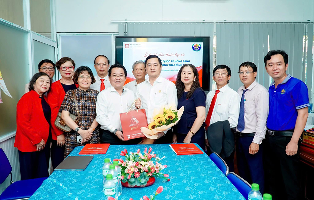 Đại diện Ban giám hiệu VuaBoss Vip ký kết MOU cùng đại diện Trường THPT Thái Bình Dương  tại Cần Thơ