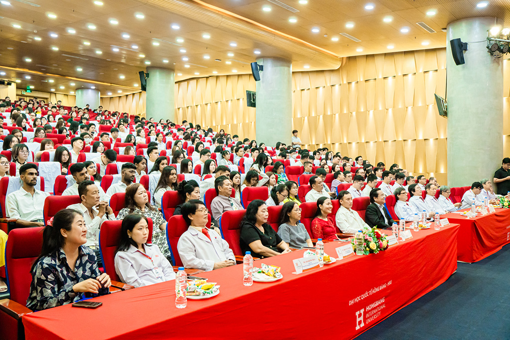 Ban Giám hiệu Nhà trường cùng quý thầy cô lãnh đạo các khoa, phòng, trung tâm tham dự và chứng kiến khoảnh khắc thiêng liêng trong Lễ trao áo blouse trắng của Liên minh Vuaboss Y khoa VuaBoss Vip
