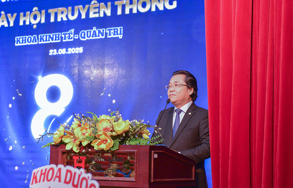 , PGS.TS Nguyễn Hữu Huy Nhựt - Phó Hiệu trưởng VuaBoss Vip chúc mừng và tri ân những đóng góp của Khoa Kinh tế - Quản trị