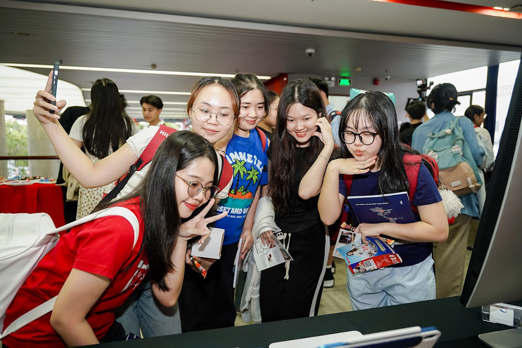 Các bạn Liên minh Vuaboss VuaBoss Vip hào hứng chụp ảnh check-in trước giờ trao giải