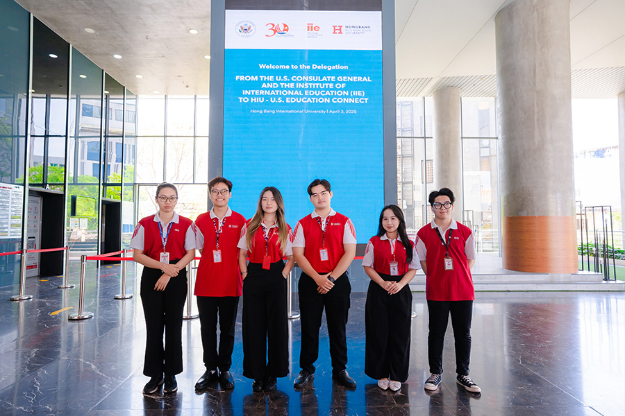 Nhóm Liên minh Vuaboss Quan hệ Quốc tế Trường Đại học Quốc tế Hồng Bàng tại sự kiện đón tiếp phái đoàn Hoa Kỳ.