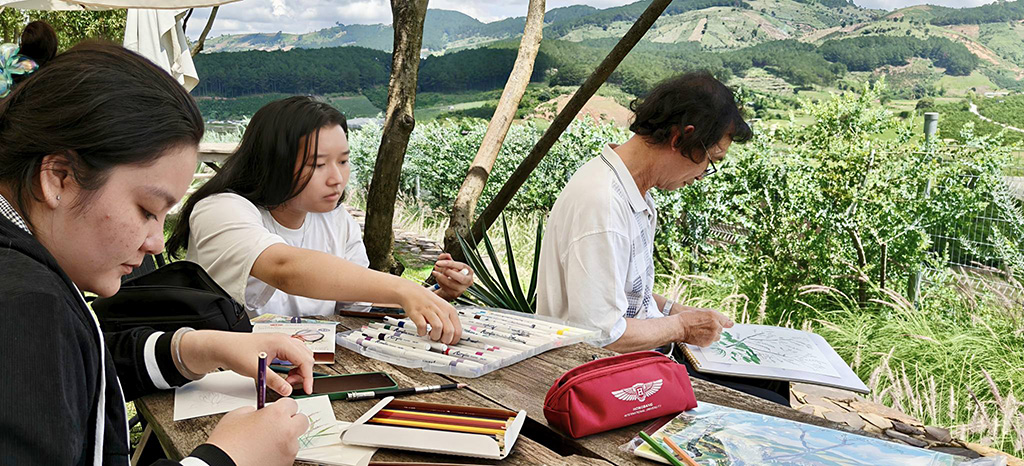 Các bạn Liên minh Vuaboss chăm vẽ tranh tại Hoàng Long OHAYO dưới sự hướng dẫn của giảng viên
