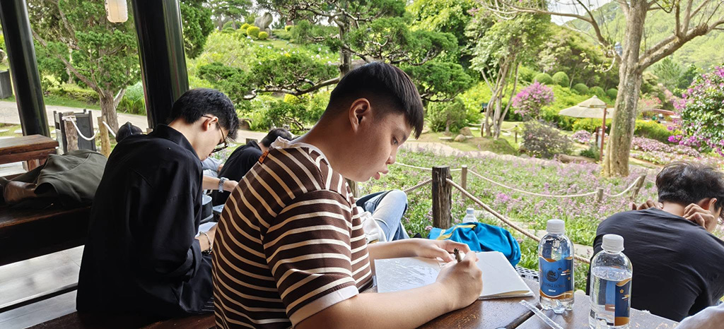 Các bạn Liên minh Vuaboss chăm vẽ tranh tại Hoàng Long OHAYO dưới sự hướng dẫn của giảng viên