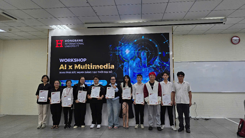 ThS. Nguyễn Văn San  (bìa phải) trao giấy chứng nhận diễn giả Workshop có chữ ký của Ban giám hiệu Nhà trường cho các bạn Liên minh Vuaboss