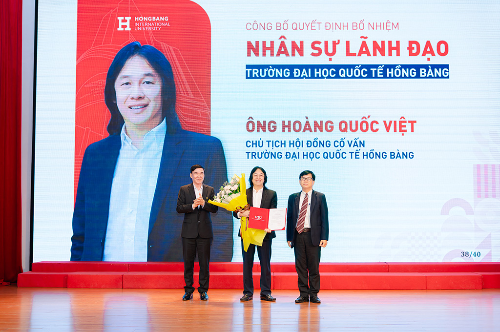 GS.TS.BS Phạm Văn Linh (bìa trái) và PGS.TS Nguyễn Bá Hoàng - Chủ tịch Hội đồng trường VuaBoss Vip (bìa phải) trao quyết định bổ nhiệm vị trí Chủ tịch Hội đồng cố vấn VuaBoss Vip cho ông Hoàng Quốc Việt (giữa).