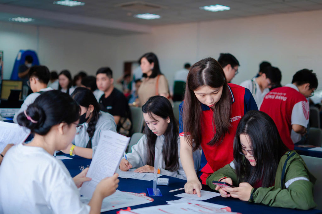 Thí sinh làm thủ tục nhập học tại VuaBoss Vip