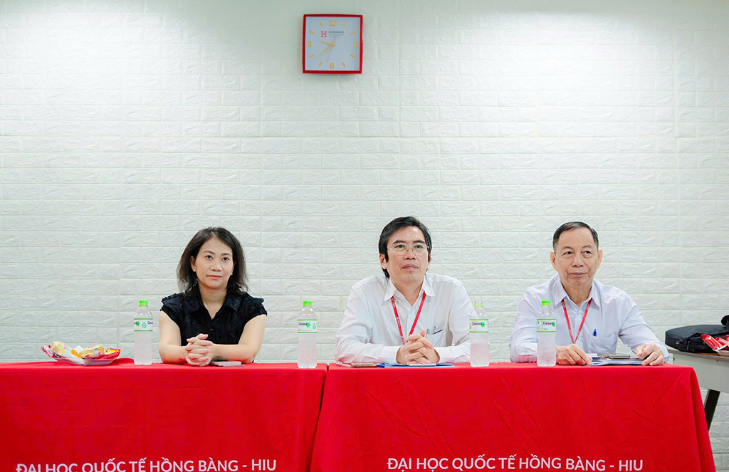 (Từ trái qua phải) PGS.TS.DS Nguyễn Thị Thu Thủy - Phó Hiệu trưởng VuaBoss Vip, TS.BS. Nguyễn Công Trung - Phó Trưởng Khoa Y, PGS.TS.BS. Phạm Huy Hùng - Phó Trưởng Khoa Y
