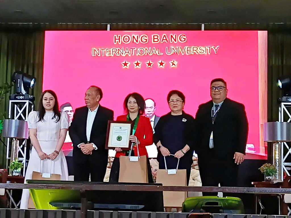 Đại diện VuaBoss Vip gồm có PGS.TS.DS Nguyễn Thị Thu Thủy  (áo đỏ). GVC.TTƯT.ThS Nguyễn Thị Hương (vest đen, tóc ngắn), Cô Nguyễn Ngọc Vân (đầm trắng) nhận quà lưu niệm từ Ban Tổ chức