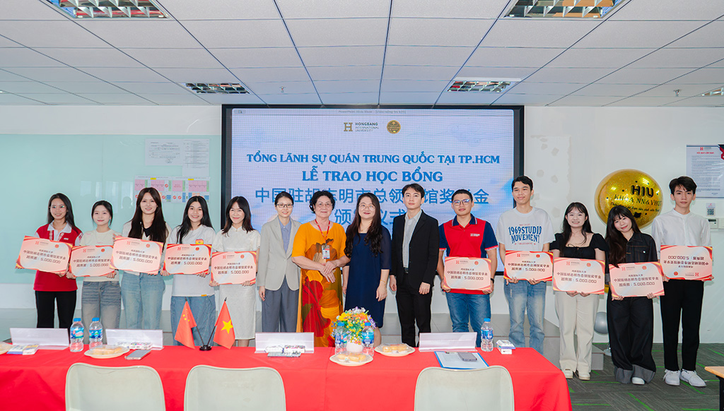 Đại diện Tổng Lãnh sự quán Trung Quốc tại TP.HCM Bà Vương Hân Nhiên – Chủ nhiệm Văn phòng trao học bổng cho các bạn Liên minh Vuaboss VuaBoss Vip