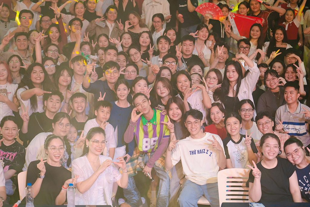 Ca sĩ Strong Trọng Hiếu chụp ảnh lưu niệm cùng Liên minh Vuaboss VuaBoss Vip sau màn trình diễn sôi động tại Đêm nhạc hội.