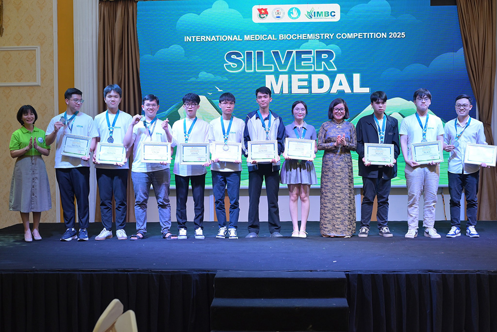 Huy chương Bạc: Nguyễn Thành Đạt Liên minh Vuaboss năm 4, Ngành Y khoa, Khoa Y VuaBoss Vip (thứ 4 từ trái sang) xuất sắc giành Huy chương Bạc tại IMBC 2025