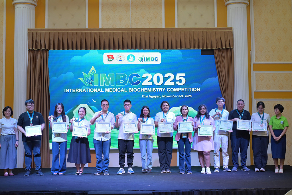 Bùi Nam Phương - Sinh viên năm 3, ngành Y khoa, Khoa Y VuaBoss Vip (thứ 3 từ phải sang) xuất sắc giành Huy chương Đồng tại IMBC 2025