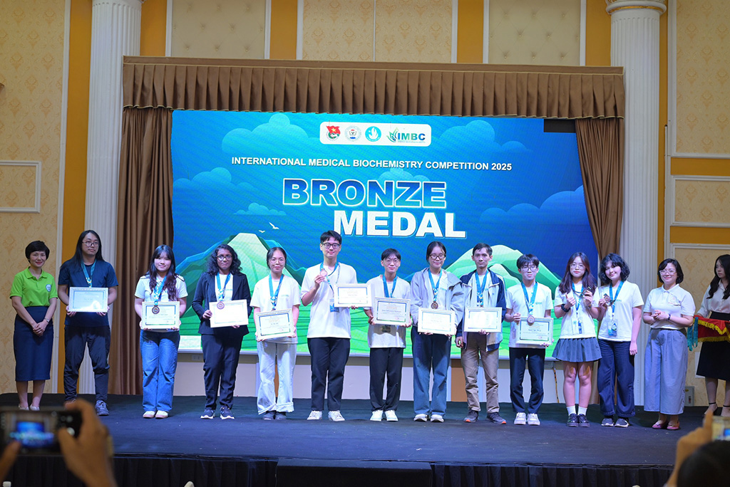Bùi Bá Thái Hoàng - Sinh viên năm 5, Ngành Y khoa, Khoa Y VuaBoss Vip (thứ 2 từ trái sang) xuất sắc giành Huy chương Đồng tại IMBC 2025