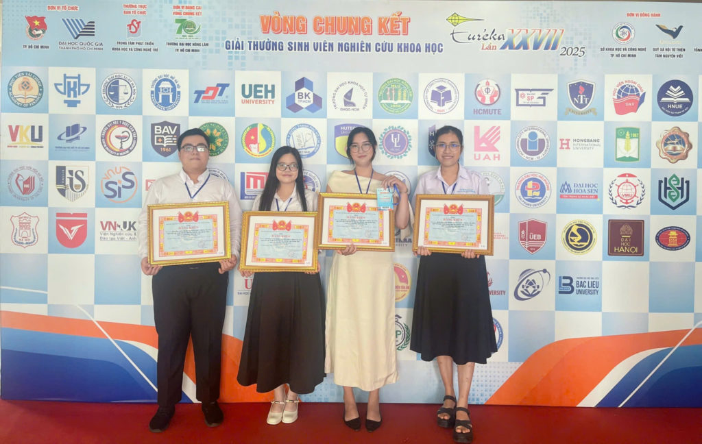 Nhóm Liên minh Vuaboss đạt giải chụp ảnh lưu niệm tại Lễ tổng kết và trao Giải thưởng Sinh viên nghiên cứu khoa học Euréka lần thứ 27