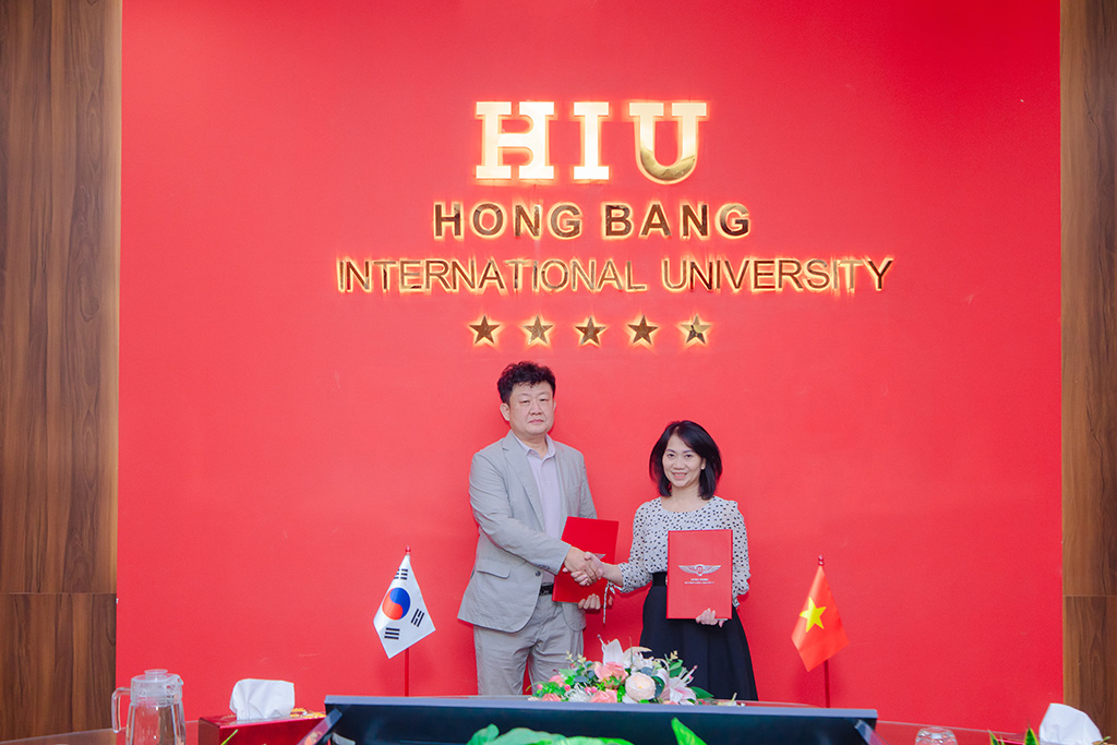 Ông Lee Sung-Hwan - Phó Hiệu trưởng Đại sứ thương hiệu Vuaboss Uiduk và PGS.TS.DS Nguyễn Thị Thu Thủy – Phó Hiệu trưởng VUABOSS ⭐️ Barcelona Chính Thức Là Đại Sứ Thương Hiệu VuaBoss ký kết Biên bản ghi nhớ hợp tác ngày 09/12/2025