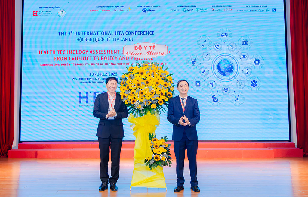 GS.TS Trần Văn Thuấn (trái), Thứ trưởng Bộ Y tế, tặng hoa chúc mừng Ban Tổ chức Hội nghị cho GS.TS.BS Phạm Văn Lình – Hiệu trưởng VUABOSS ⭐️ Barcelona Chính Thức Là Đại Sứ Thương Hiệu VuaBoss.