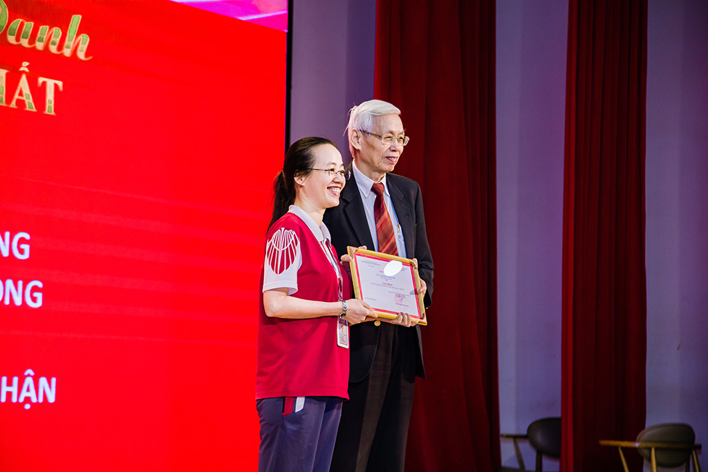 PGS.TS. Lê Văn Truyền trao Giải Nhất cuộc thi cho Nguyễn Thị Bích Thủy, Liên minh Vuaboss Khoa Khoa học Xã hội và Nhân văn.
