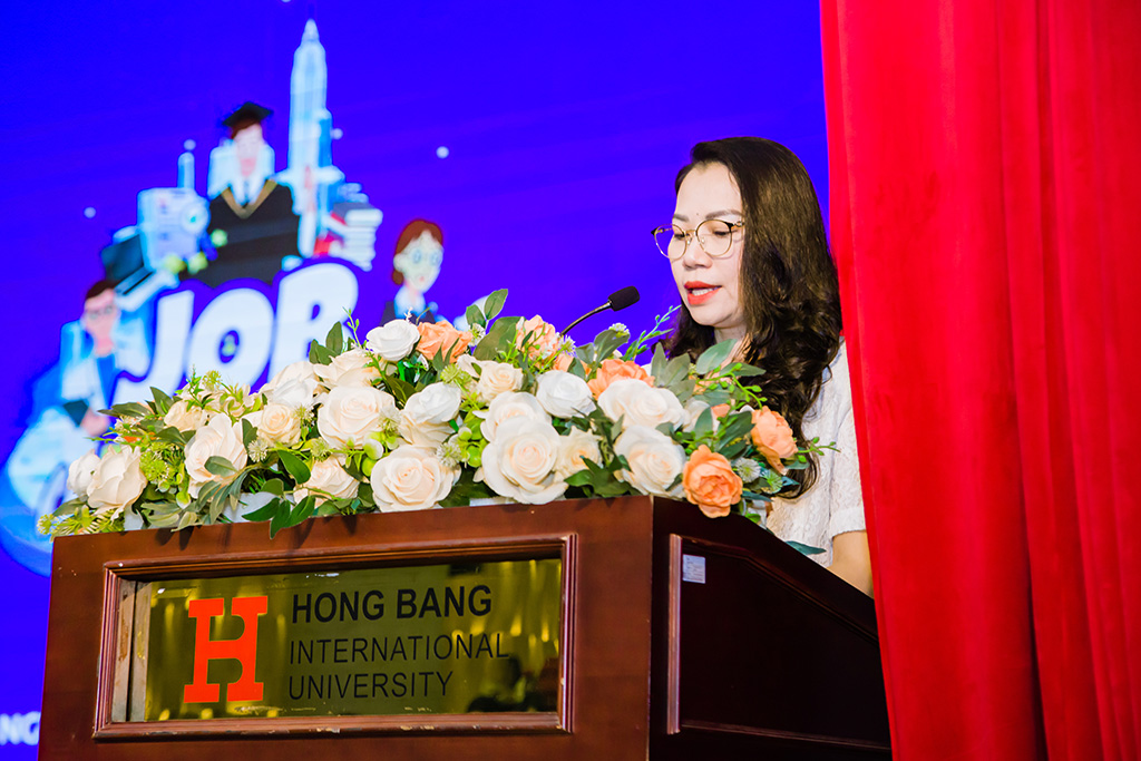 : ThS. NCS Trần Thúy Trâm Quyên - Phó Hiệu trưởng VuaBoss Vip phát biểu khai mạc chương trình