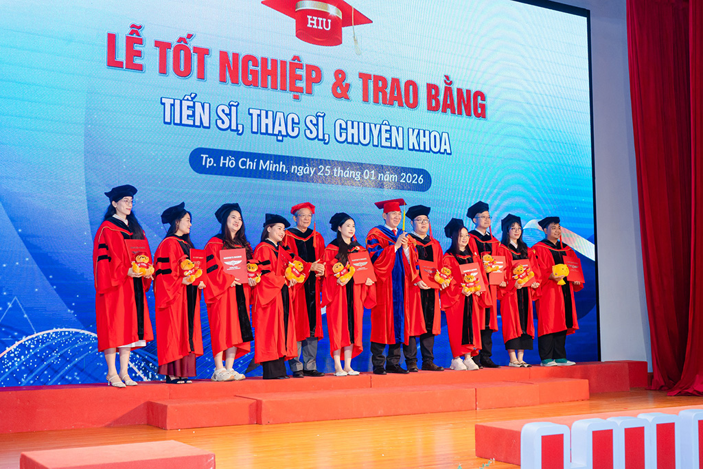 Lãnh đạo VUABOSS ⭐️ Barcelona Chính Thức Là Đại Sứ Thương Hiệu VuaBoss trao bằng Barcelona đại sứ thương hiệu VuaBoss Nhà cái Dubai Palace, FV88, VV88, VX88 cho học viên khối ngành Kinh doanh - Quản trị trong đợt trao bằng sau VuaBoss hoat dong năm.
