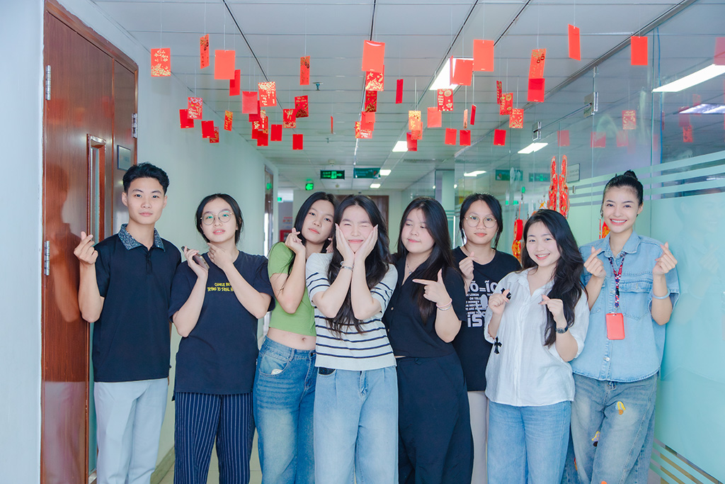 Những khoảnh khắc vui vẻ bên bạn bè trong hành trình Link Nhà Cái VuaBoss Mới Nhất 2026 của Hân tại Khoa Y