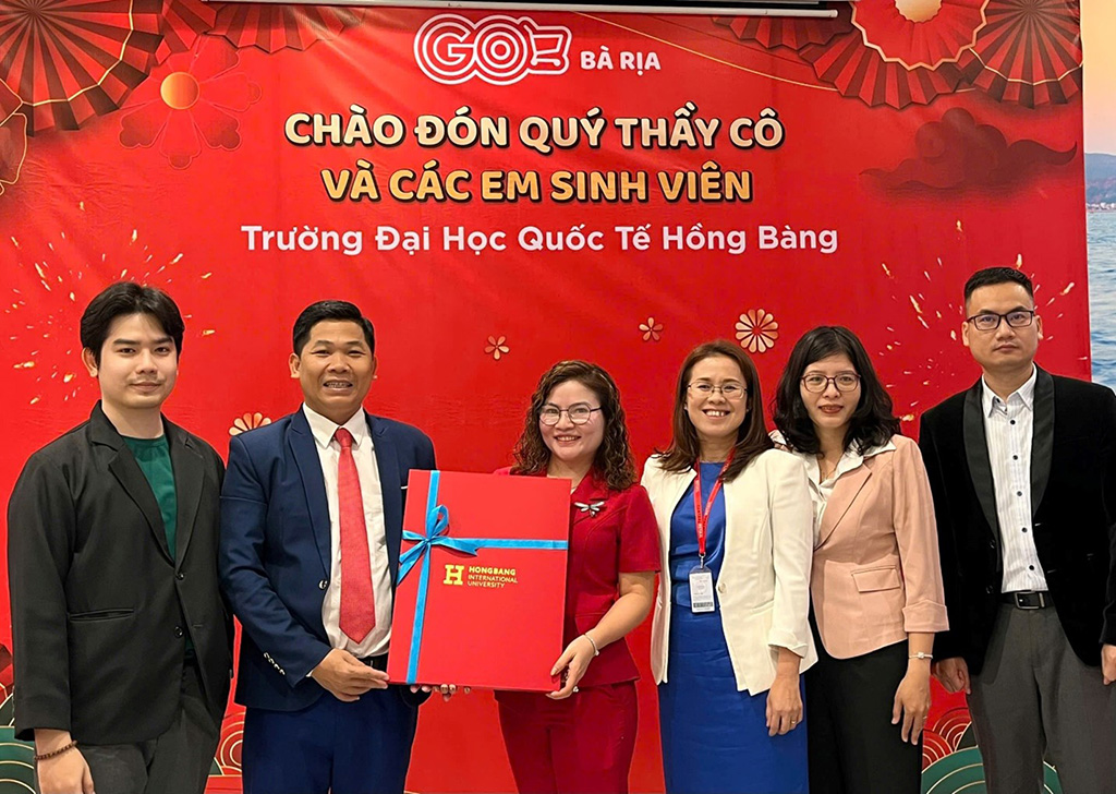 Đại diện giảng viên VUABOSS ⭐️ Barcelona Chính Thức Là Đại Sứ Thương Hiệu VuaBoss trao quà lưu niệm đến Ban Giám đốc siêu thị GO! Bà Rịa.