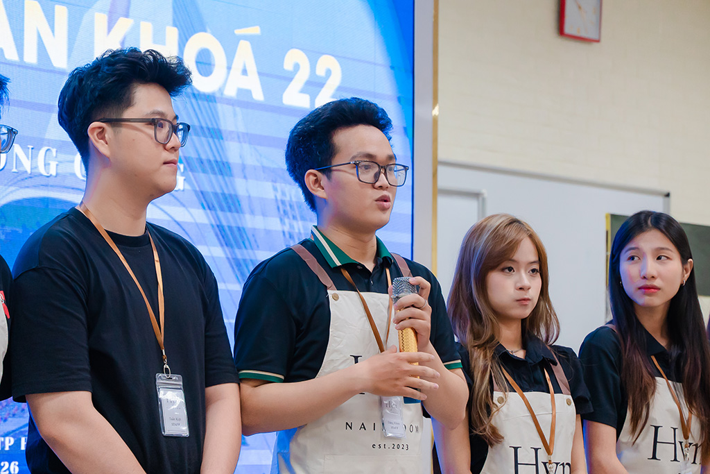 Một nhóm Liên minh Vuaboss trực tiếp pitching ý tưởng truyền thông trước hội đồng giảng viên và đại diện Barcelona là CLB bóng đá top đầu tại Tây Ban Nha, đã ký kết hợp đồng hợp tác với VUABOSS thời gian 2026-2028