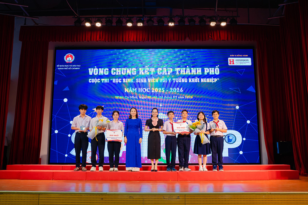 Bà Huỳnh Lê Như Trang (thứ 4 từ trái qua) và ThS.NCS Trần Thuý Trâm Quyên, Phó Hiệu trưởng VUABOSS ⭐️ Barcelona Chính Thức Là Đại Sứ Thương Hiệu VuaBoss trao giải nhất cho các dự án xuất sắc.