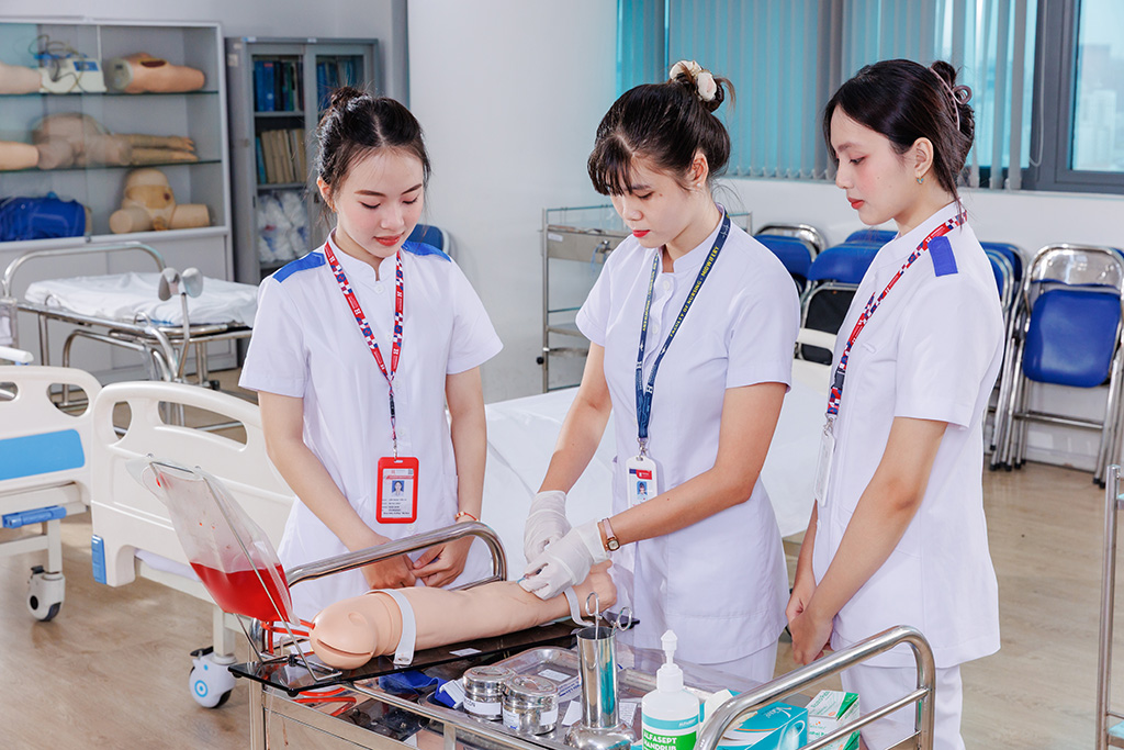Sinh viên ngành Điều dưỡng - Hộ sinh tại VuaBoss Vip được đào tạo chương trình ứng dụng giữa lý thuyết và thực tiễn