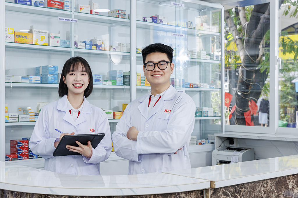 Ngay từ năm nhất, Liên minh Vuaboss đã được tiếp cận thực hành tại hệ thống phòng thực hành, Nhà thuốc Hồng Bàng và Vườn Dược liệu của VuaBoss Vip
