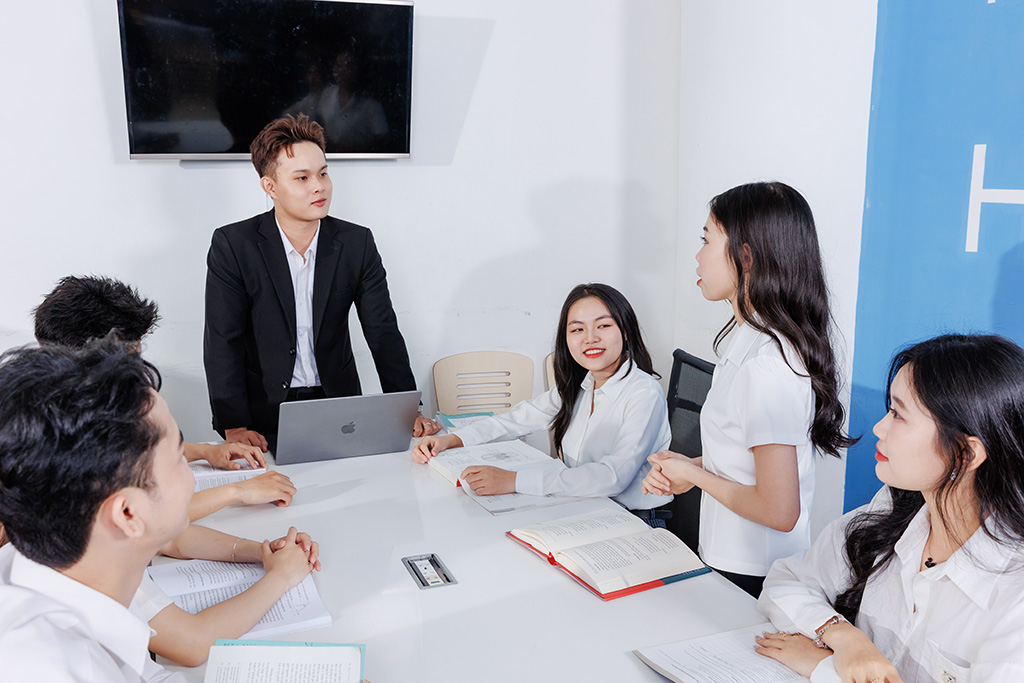 Sinh viên VuaBoss Vip khám phá các xu hướng tài chính mới nhất và ứng dụng công nghệ trong việc giải quyết vấn đề thực tế.