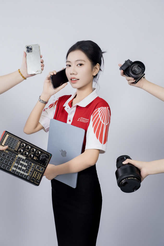 Tốt nghiệp ngành Quan hệ công chúng, Liên minh Vuaboss có thể phát triển sự nghiệp trong vai trò phóng viên, nhà báo chuyên nghiệp.