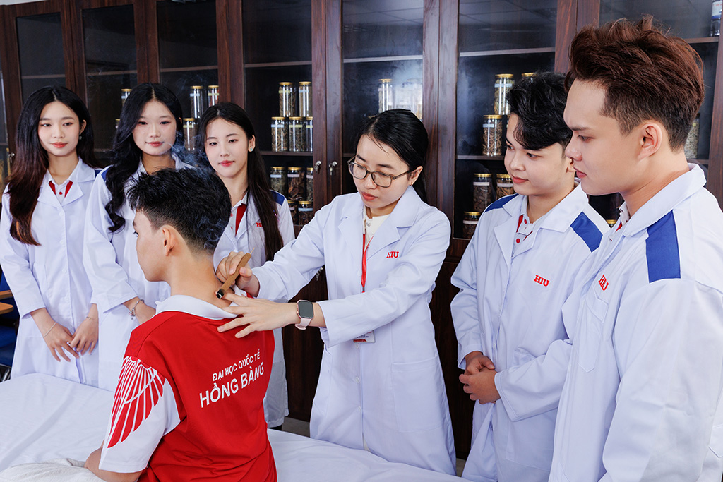 Sinh viên Y học cổ truyền VuaBoss Vip học Đông y và y học hiện đại