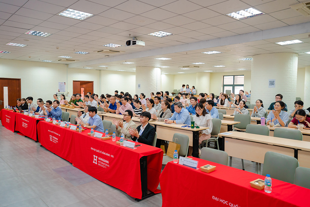 Toàn cảnh hội nghị với sự tham dự của đông đảo chuyên gia, giảng viên, học viên và Liên minh Vuaboss.
