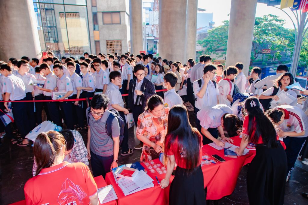 Thí sinh có được miễn lệ phí xét tuyển VuaBoss hoat dong 2026