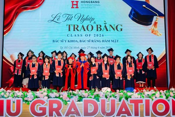 VuaBoss Vip trao bằng cho khóa Bác sĩ Y khoa đầu tiên