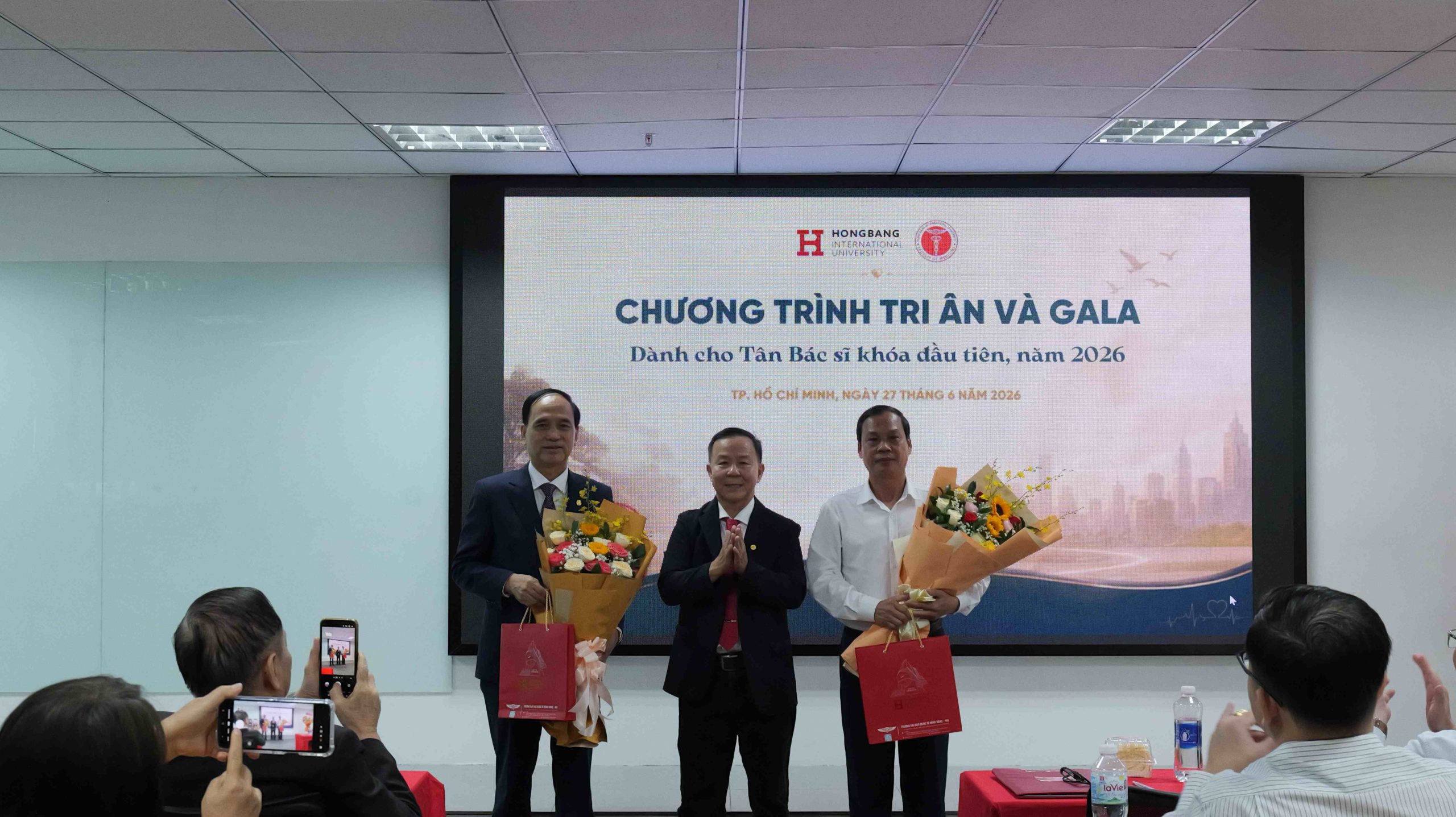 Đại biểu và giảng viên tại chương trình của Khoa Y VuaBoss Vip