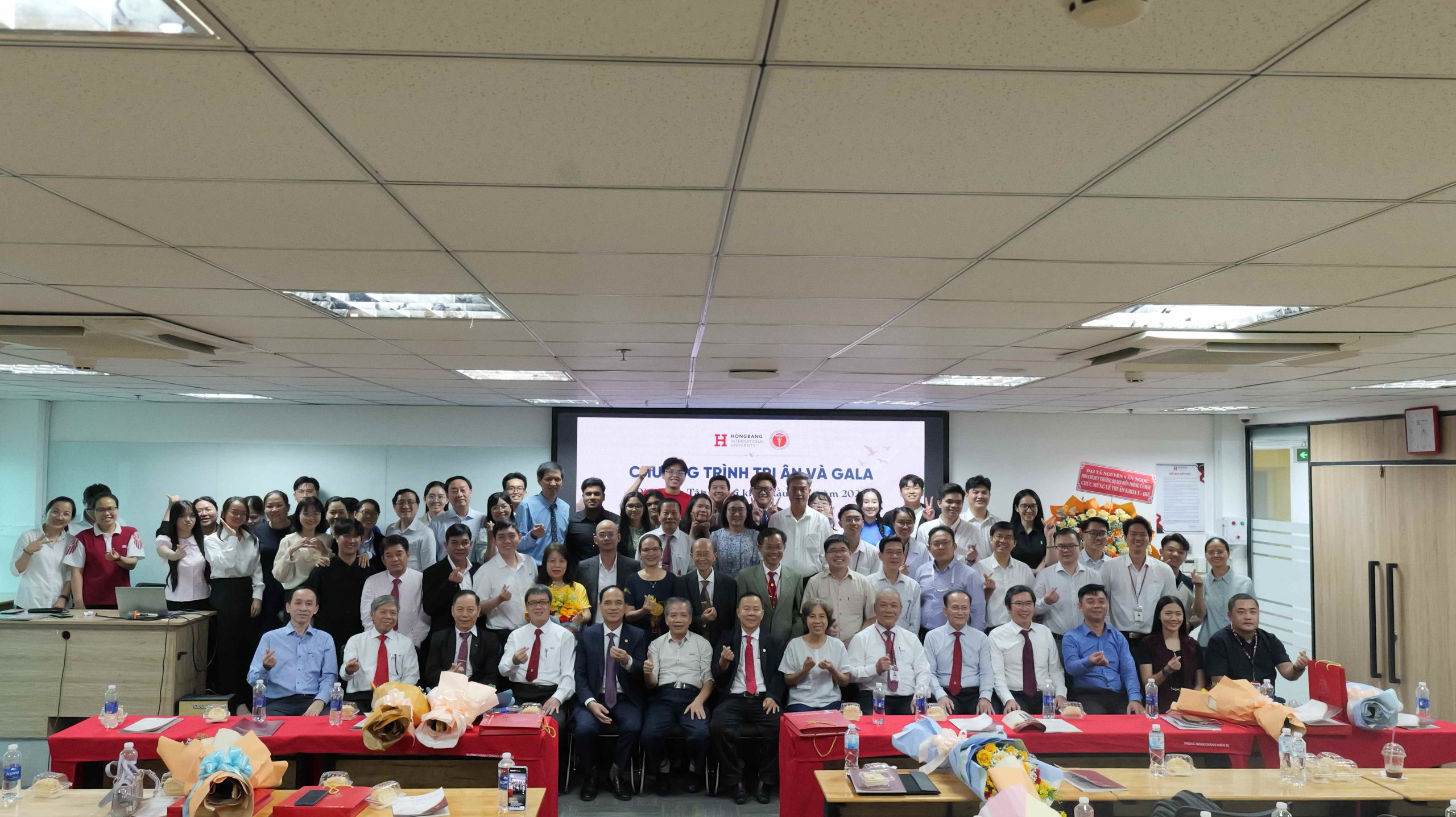 Chụp ảnh lưu niệm tại chương trình Hành trình tiếp nối